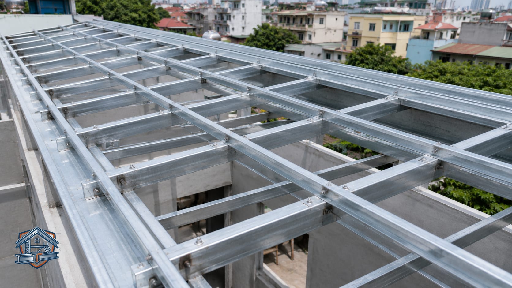 Chi tiết khung sắt hộp mạ kẽm chuẩn bị lợp mái tôn